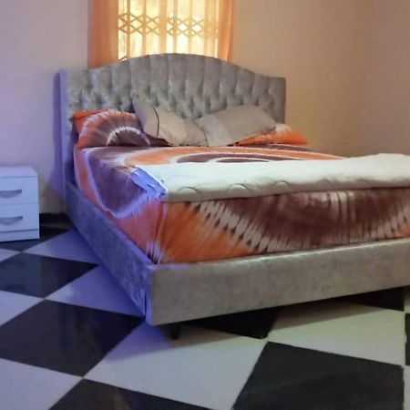 Well Presented Apartment With 2 Master Bedrooms. Freetown Kültér fotó