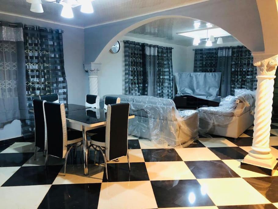 Well Presented Apartment With 2 Master Bedrooms. Freetown Kültér fotó