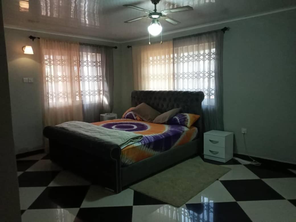 Well Presented Apartment With 2 Master Bedrooms. Freetown Kültér fotó