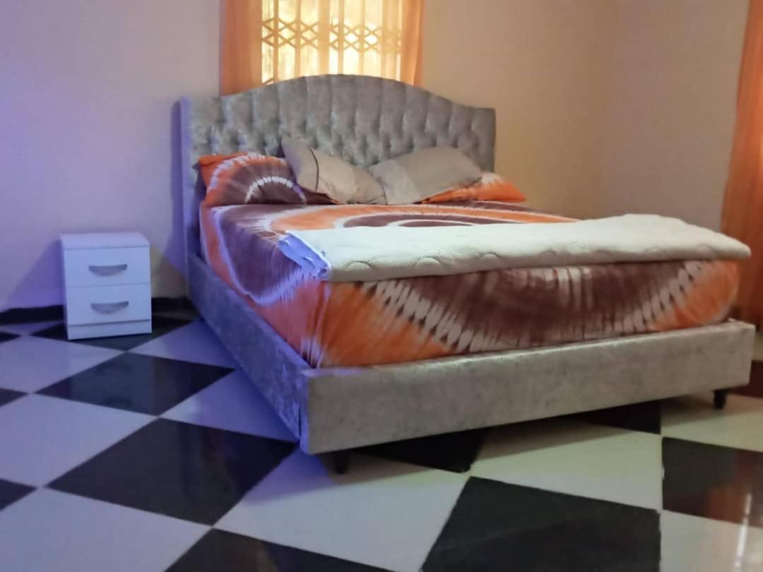 Well Presented Apartment With 2 Master Bedrooms. Freetown Kültér fotó