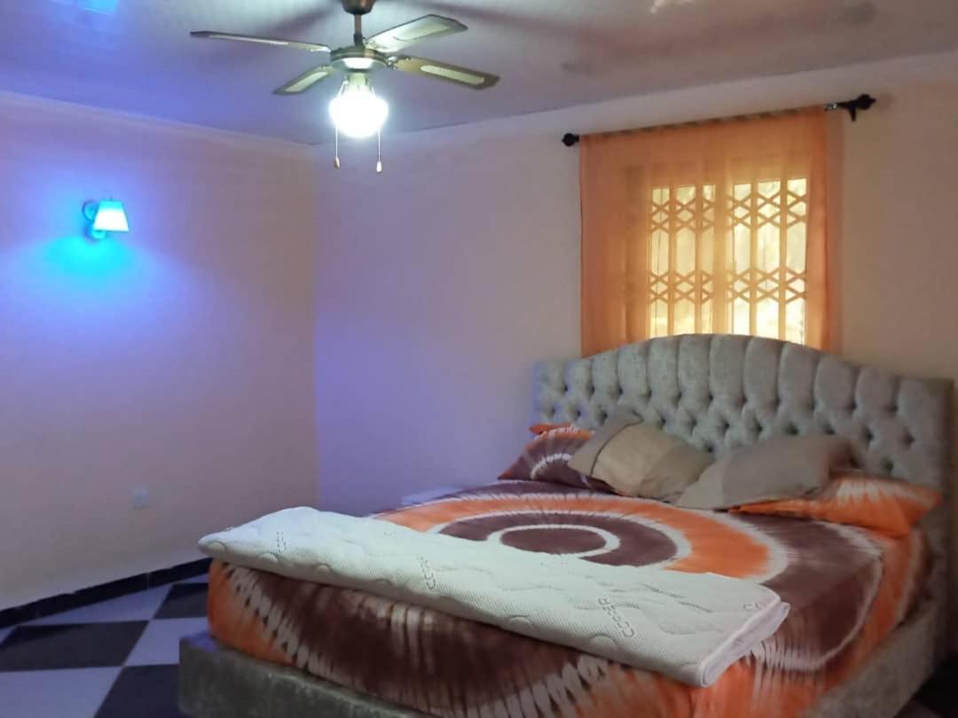 Well Presented Apartment With 2 Master Bedrooms. Freetown Kültér fotó