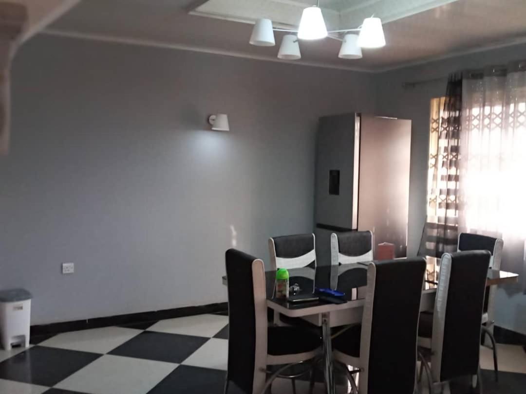 Well Presented Apartment With 2 Master Bedrooms. Freetown Kültér fotó